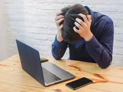 精疲力竭的商人,压力很大,工作很累. 努力工作的概念照片