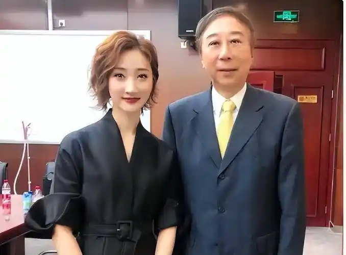 原来她是冯巩的妻子,难怪大红大紫_艾慧_信任_感情