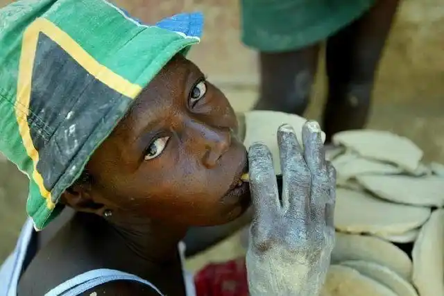 非洲人吃土又出新花样,像胡萝卜和香肠,小孩子抢吃