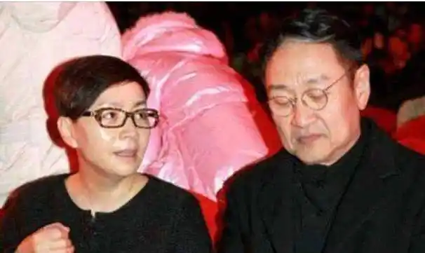 而在第三任丈夫的安慰下,宋丹丹也能够平淡提起前任丈夫英达,对着过去