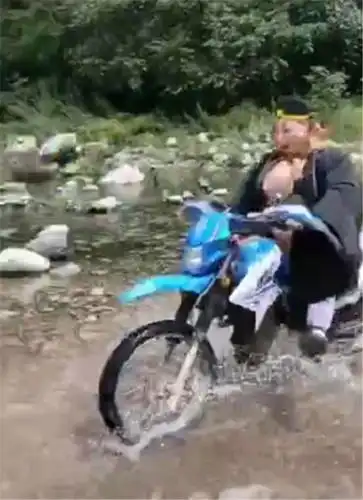 现实版"猪八戒骑摩托车",车型ktm250,配单缸,回头率达5颗星