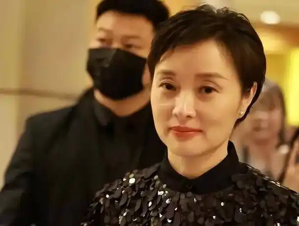 51岁吴越秀外慧中,一身黑色造型随性洒脱,陈建斌配不上她_气质_网友