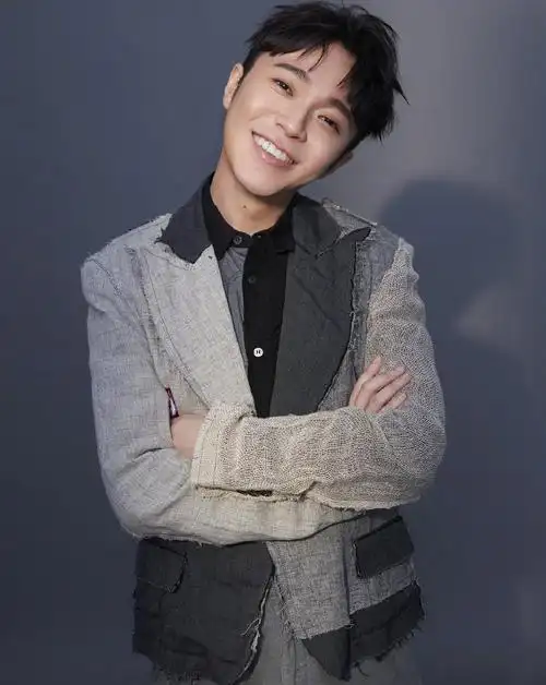 吴青峰拼接渔网装,超有个性,隔着屏幕可以闻到咸鱼味?