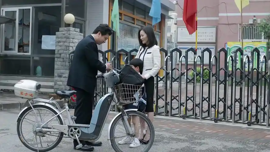 大丈夫离异的夫妻俩来接孩子顾晓岩坐大奔而前夫只骑电动车