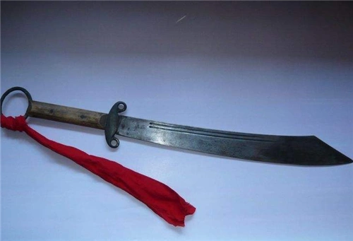 抗战时,大刀上为何要绑红布条?不只是为了好看,关键时还能救命