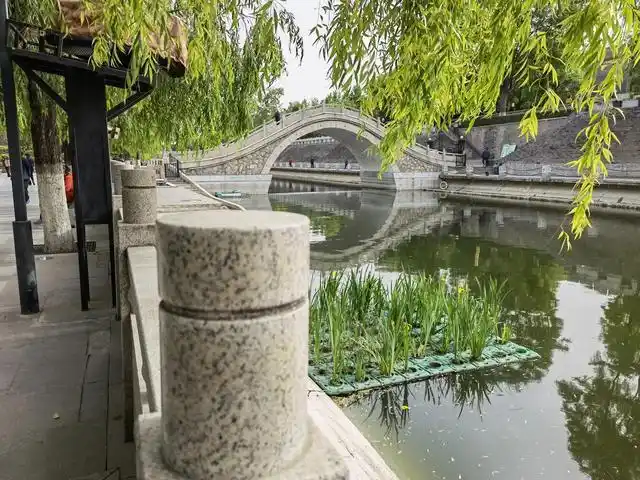 西安西门外的这条街,早上全是老年人,晚上是年轻人喝酒的好地方