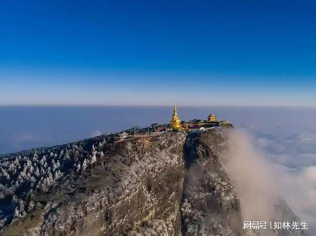 神秘的峨眉山金顶日出自然奇观还是地理现象