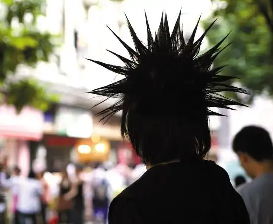 "呵呵,这是出自哪个发型师之手的新式武器?"记者喃喃自语.