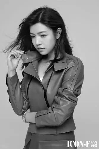 陈妍希质感大片曝光皮衣夹克颠覆甜美