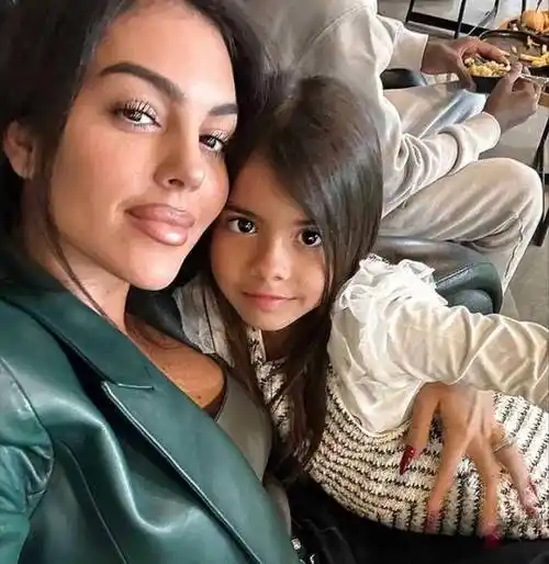 为爸爸加油乔治娜带孩子们观看c罗比赛,迷你罗发型抢镜