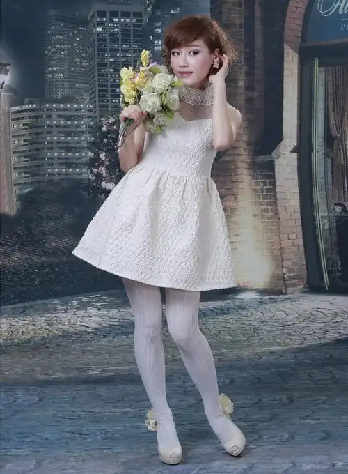 菲儿白裙白袜秀性感