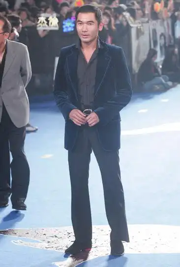 组图:型男方中信天鹅绒西装显绅士风范