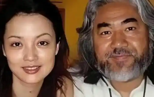 72岁张纪中和42岁妻子拍油菜花大片男方挺大肚子老人味十足