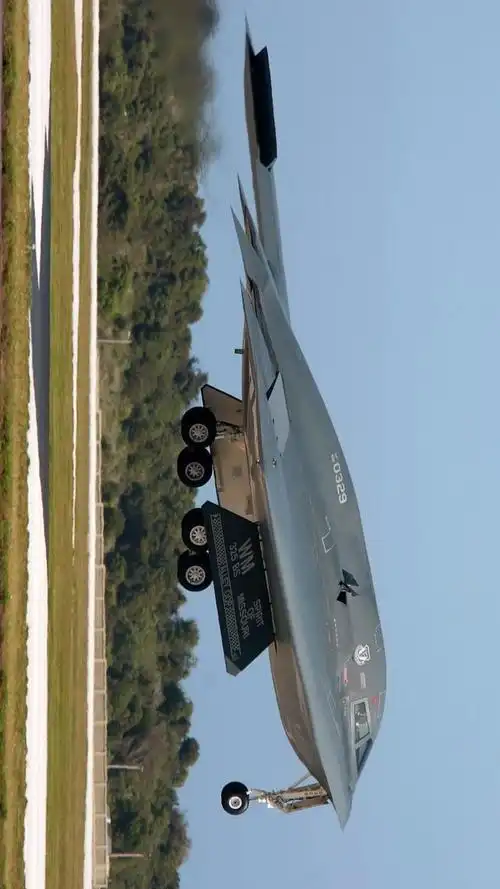 b2战略突防隐身轰炸机|战略轰炸机|战机|美军_网易订阅