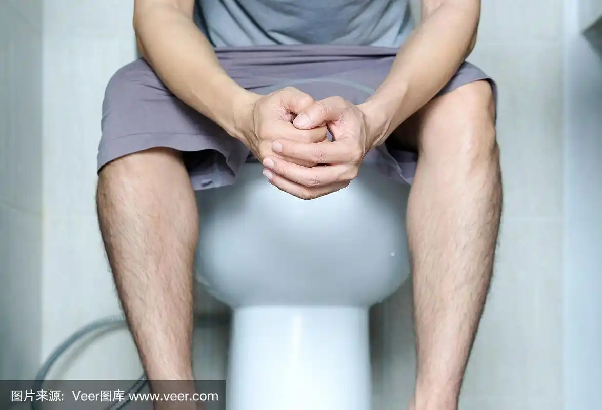 一个男人坐在马桶里.