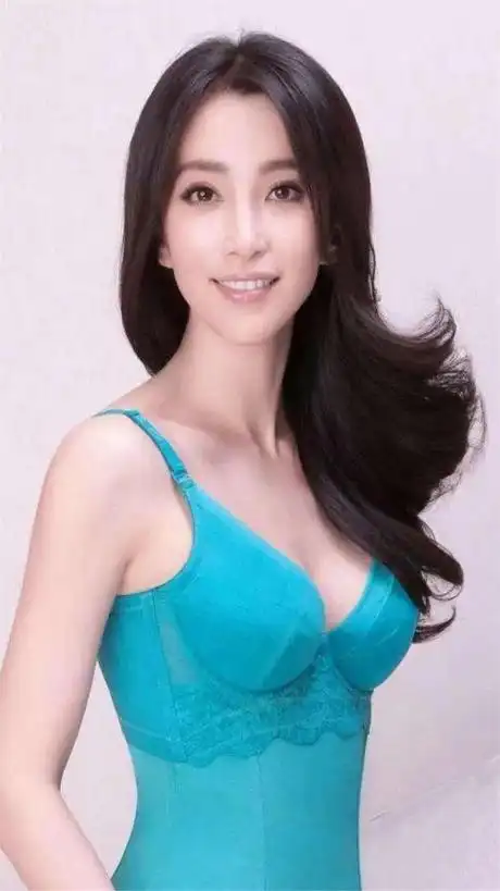 李冰冰带父母游张家界,51岁仍未结婚生子,母亲白发苍苍老了很多