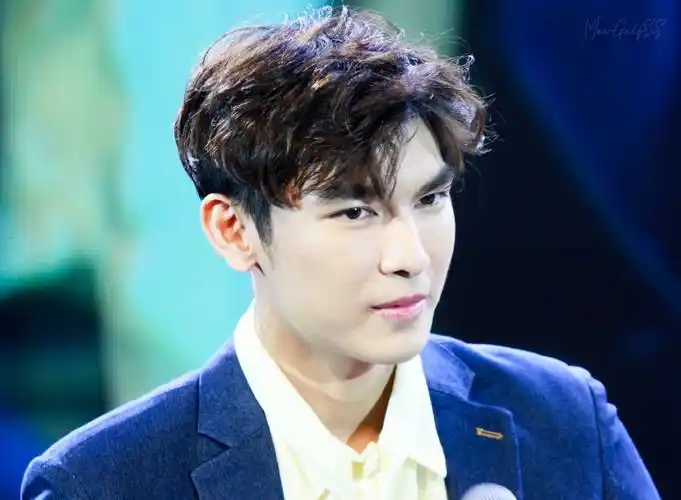 1991年2月21日出生于泰国暖武里府,泰国男演员,歌手