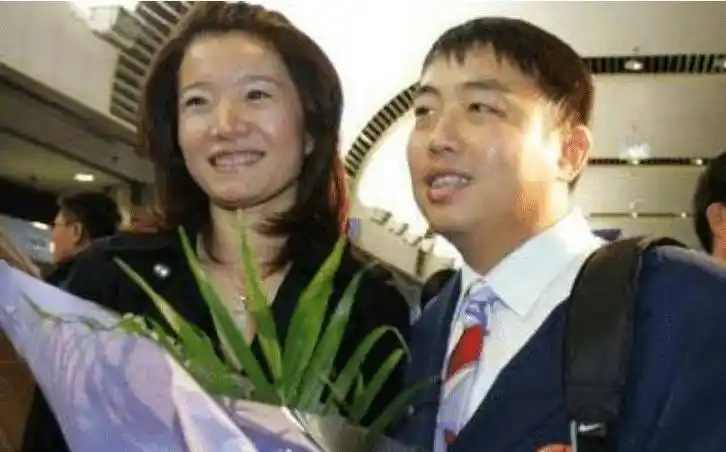 刘国梁妻子王瑾:28年低调守护丈夫,今是身价过亿的女总裁_乒乓球场