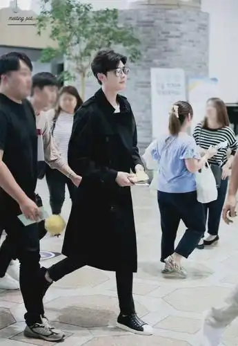 李钟硕退伍后首次亮相时尚大片,复古造型曝光,慵懒随意令人心动
