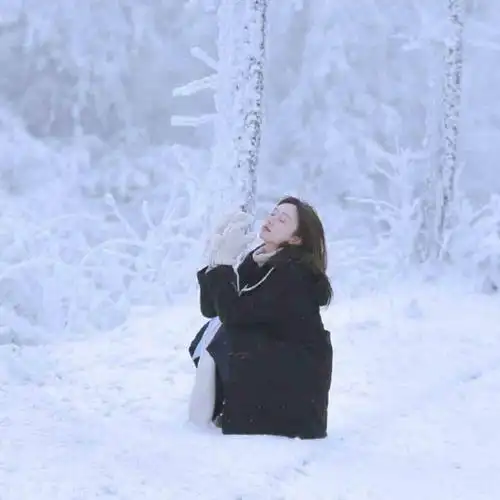漂亮雪景女生