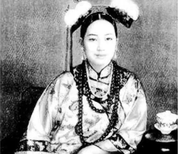 慈禧18岁与40岁照片咋样六张照片显示她美丽动人风韵迷人