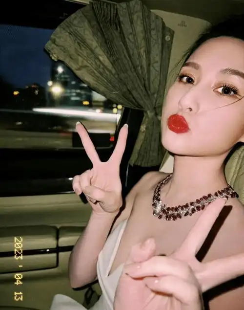 卡地亚晚宴,当晚参加嘉宾的珠宝选择也成为了一大看点,跟姐姐何超琼略