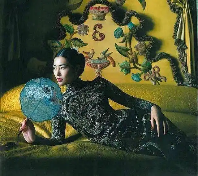 刘雯穿旗袍大片演绎中国风,v领露背新时尚