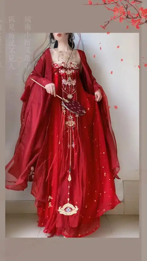 你嫁衣如火灼伤了天涯…"红色多好看阿!"#古风 #国风服饰 - 抖音