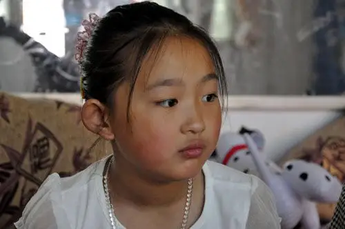 北冶乡燕尾庄村的可爱女孩谷娜娜(10岁),也祝她"六一"儿童节快乐.