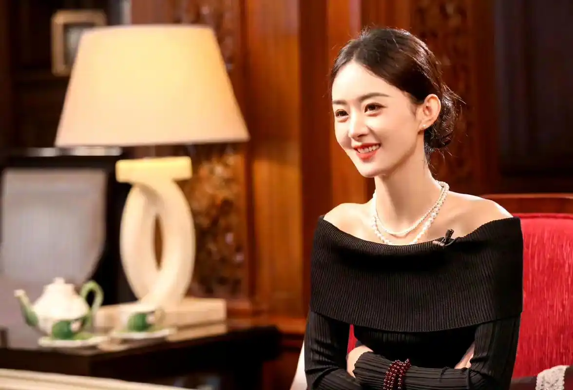 赵丽颖做客曹可凡的访谈《可凡倾听》,早期是圆脸甜妹,经过时间的沉淀