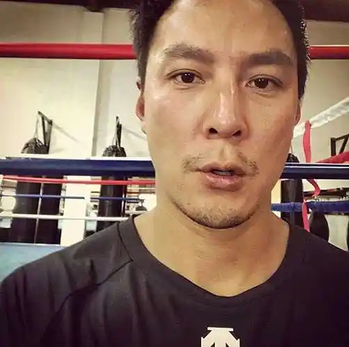 47岁吴彦祖迎接新挑战,受邀为建筑系学生上网课,被封男神老师