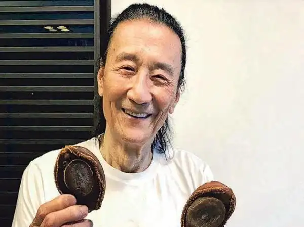 谢贤罕见不戴眼镜 露慈父微笑请谢霆锋吃鲍鱼