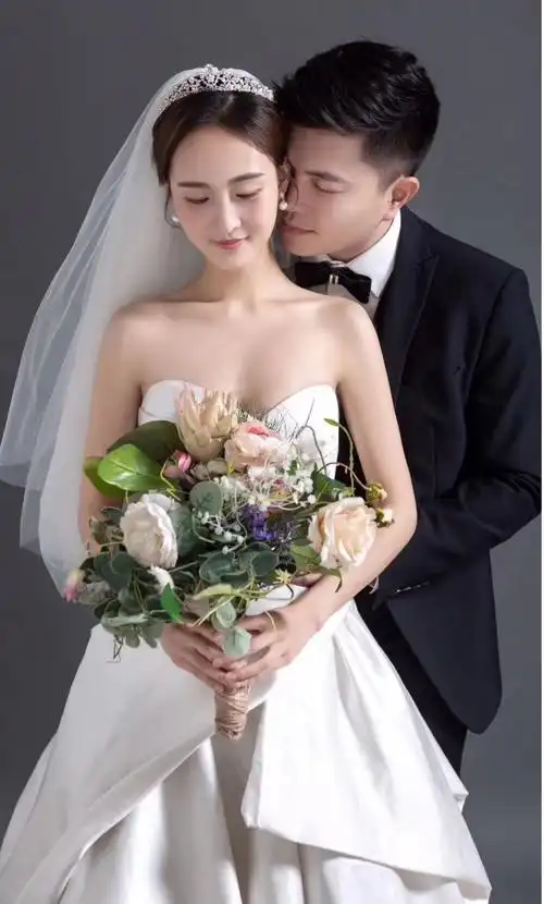 温文尔雅的新郎,温柔大方的新娘,这场婚礼的主角.