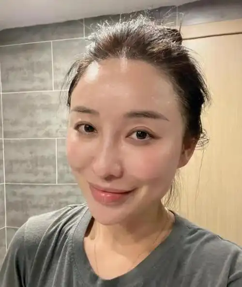 人更年轻首先就要进行皮肤管理,因为皮肤变好之后,素颜也能轻松示人