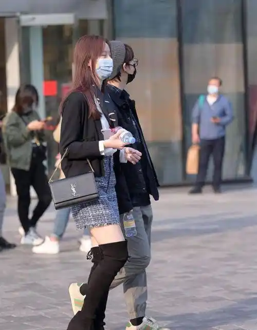 原创春季怎么玩转下衣消失小姐姐的另类穿搭让你舒适又保暖