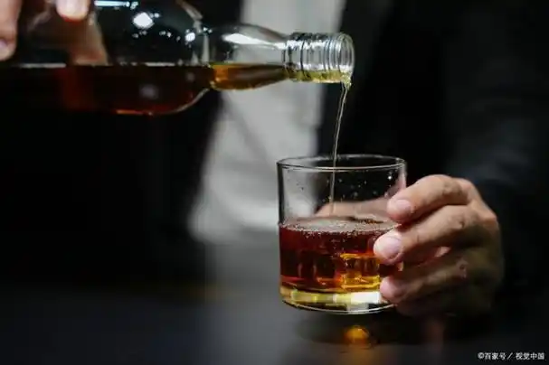 饭局上,领导给你倒酒,傻瓜才只会"一口闷",聪明人都这样做,不服不行!