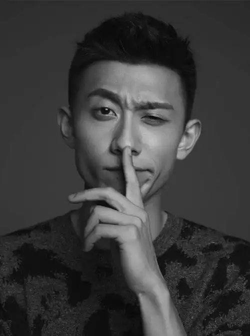 张一山肌肉线条帅气黑白大片