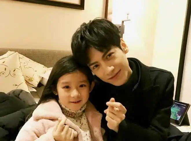 最近有一组罗云熙和一个可爱小女孩的合照,两人一起做出各种有爱的