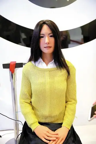 做保姆陪聊天 机器人一样行