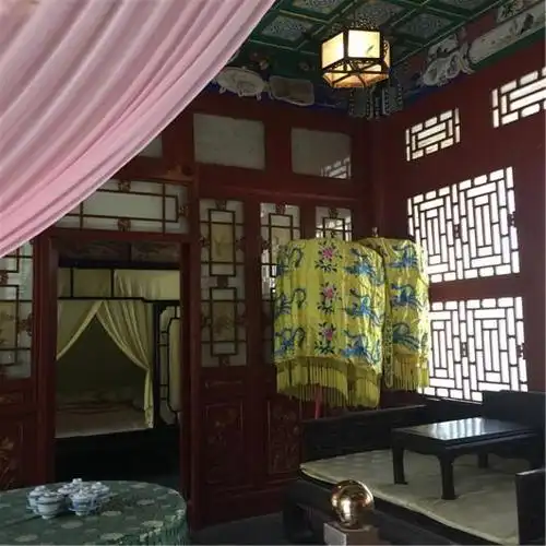 出了怡红院,看到一处景色,只觉这面墙和旁边的这株桃树相映成趣,随手