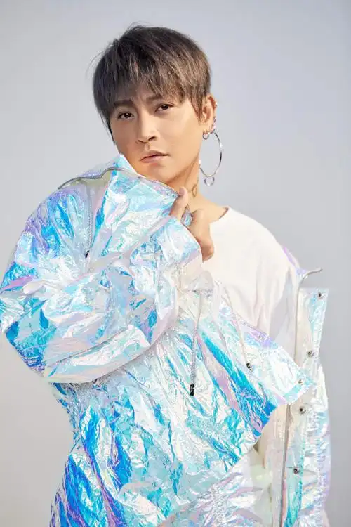 回顾陈志朋摆脱奇装异服的他细看51岁现状才知什么叫人生赢家