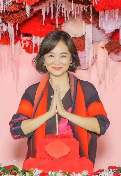 林青霞晒庆生照,笑容灿烂状态好,换两套造型和珠宝雍容华贵_女神_生日