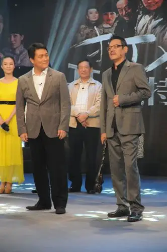 本周五晚21:20,导演郭靖宇将率《打狗棍》全体主创继续作客