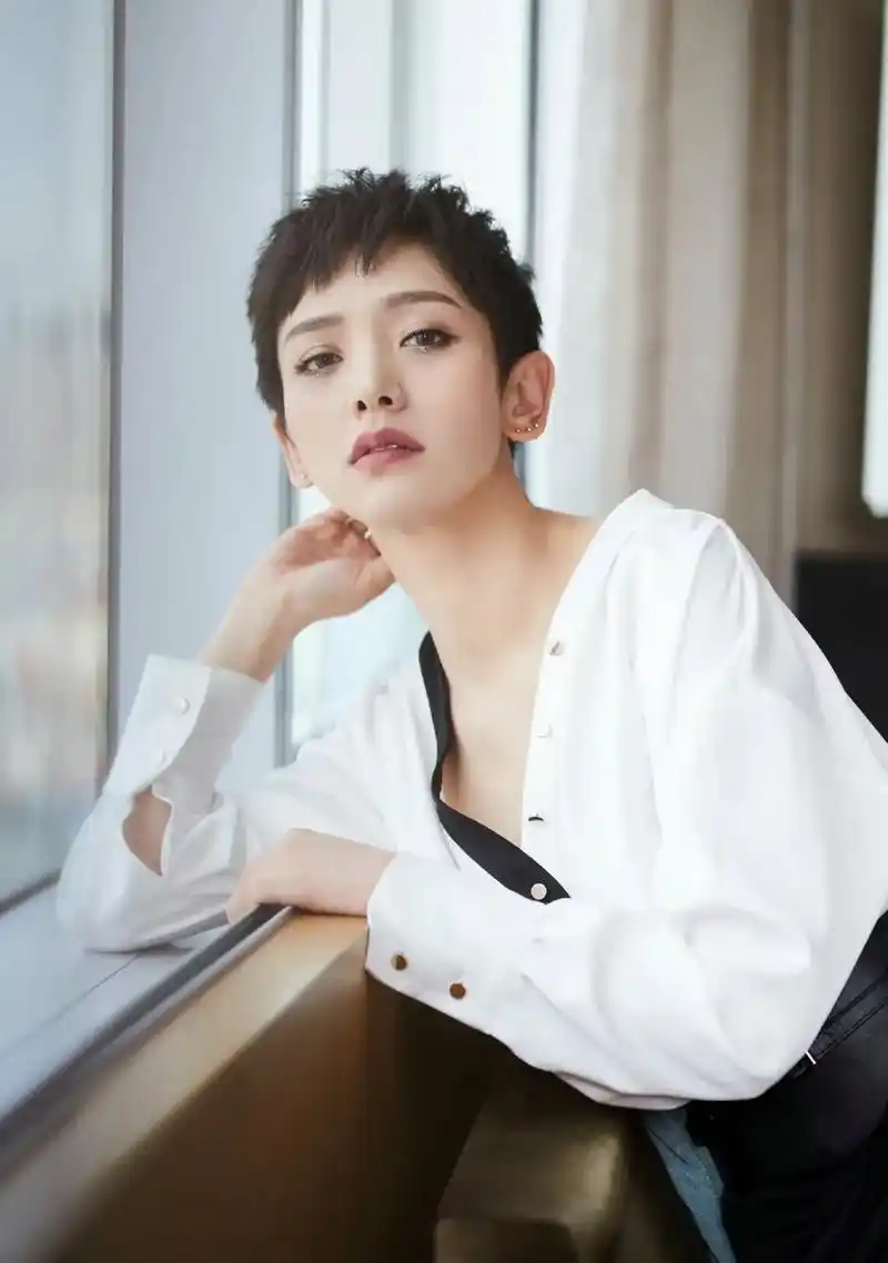 刘恺威新女友李晓峰,比杨幂年龄大!