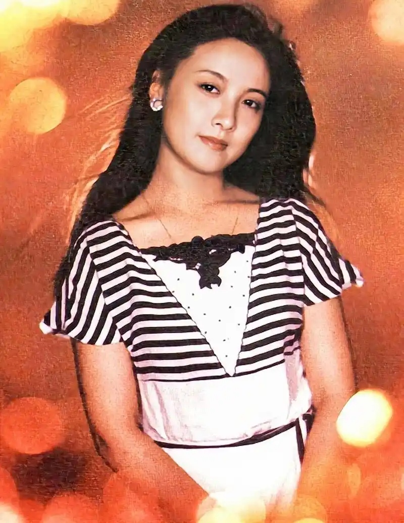 邓婕罕见老照片