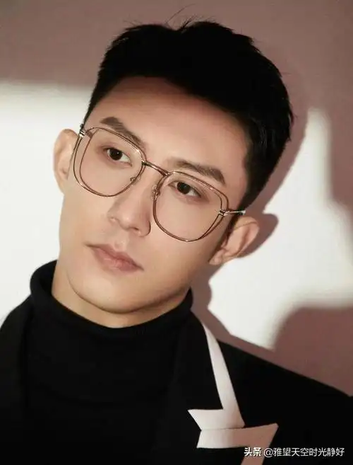 张翰戴眼镜再现"占南弦"扮相,"霸道总裁"一脸禁欲狂吸粉(张翰的的眼睛