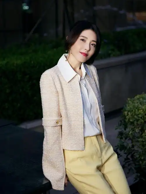 大美女曾黎越来越会穿搭短袖t牛仔裤配长款马甲春日好时尚