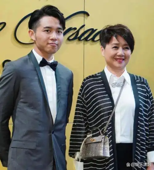 澳门这一夜何超凤站c位当背景板的何超琼展现了什么是大气