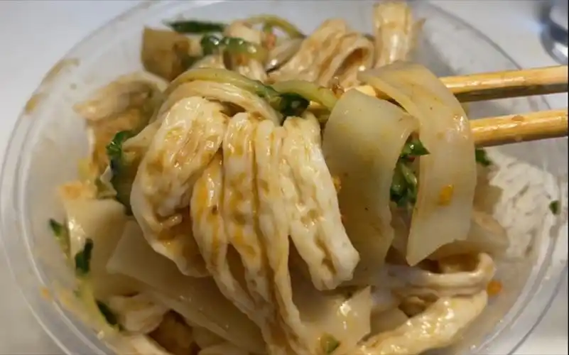 九块钱凉皮牛筋面两掺,麻酱超香