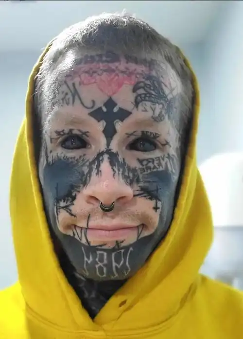 男子全身覆盖200多个纹身,自称"霓虹恶魔",样貌恐怖成网红